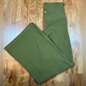 Athleta Elation Wide Leg Flair Pant NWOT Size Extra Small Petite XS Olive Green
